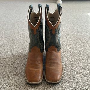 Kids cowboy boots Size 4